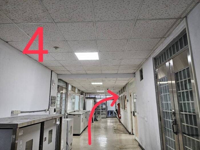 Image 4: Our laboratory is on the right.(Open new window/jpg file)