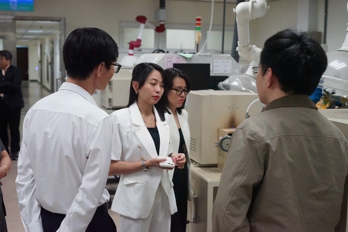 Visiting the Research Center(Open new window/jpg file)Image