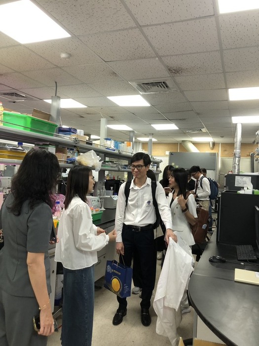 Delegation Visiting the Research Center Facilities(Open new window/jpg file)Image