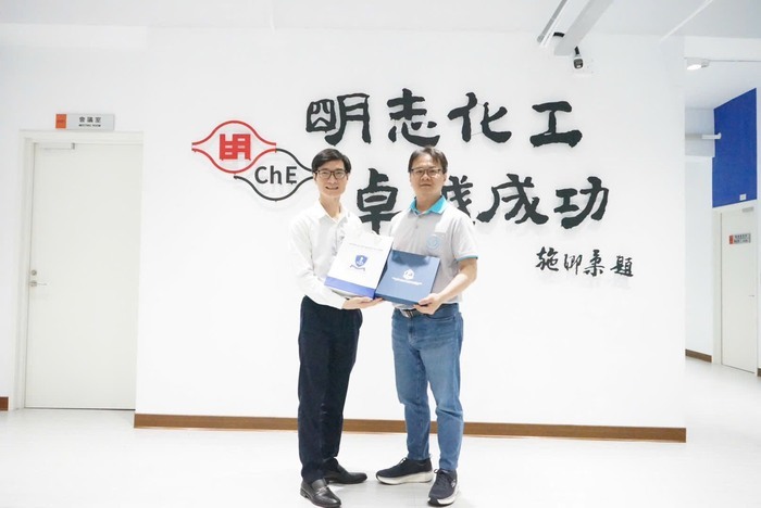 阮必成大學與明志科技大學的化工系主任合照(另開新視窗/jpg檔)圖片